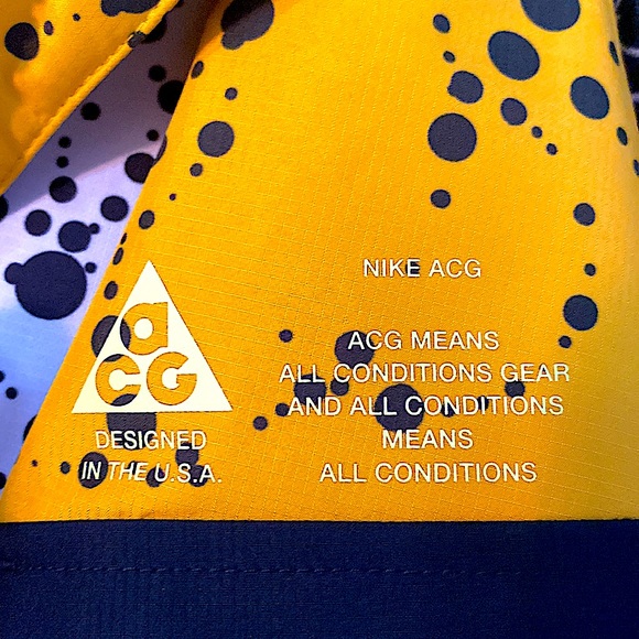 Nike MEN'S Nikelab ACG Insulated Jacket White Yellow black polka Dots SIZE MED. - Picture 4 of 4